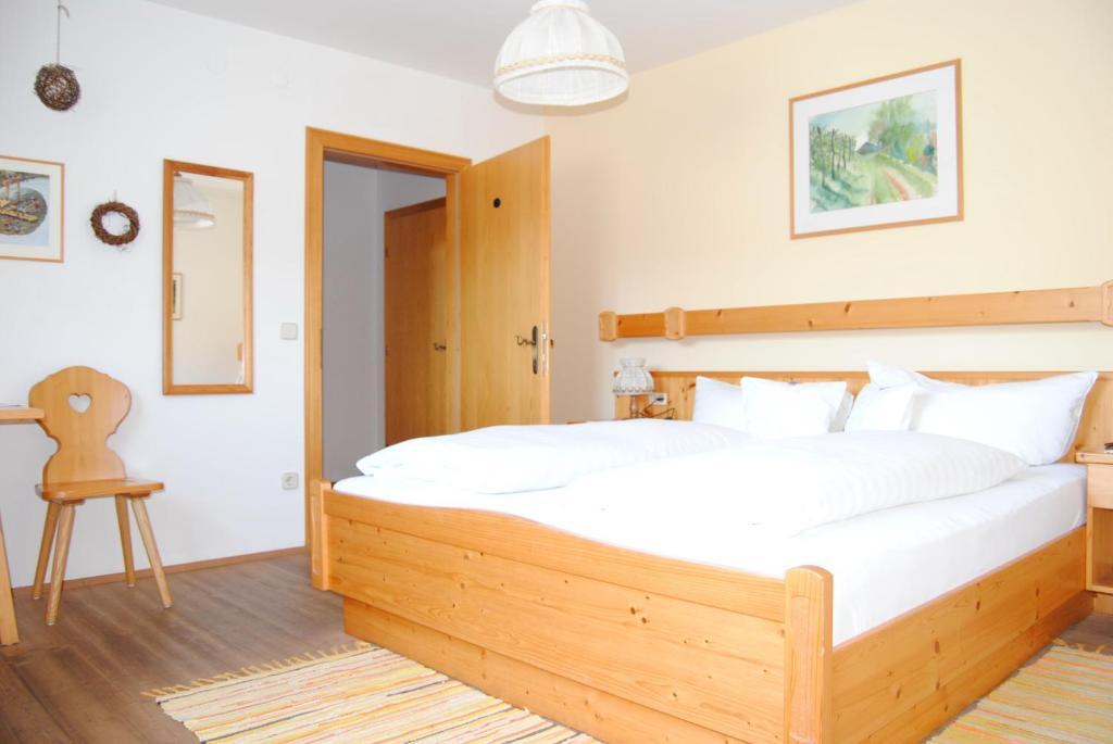 Weingut Schlafgut Genussgut Lorenz Guest House Китцек им Заусал Стая снимка
